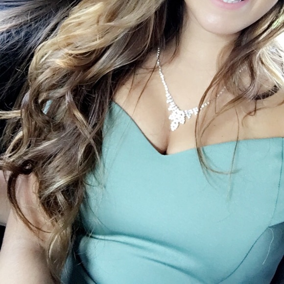 Windsor olive green off the shoulder dress - Picture 2 of 4